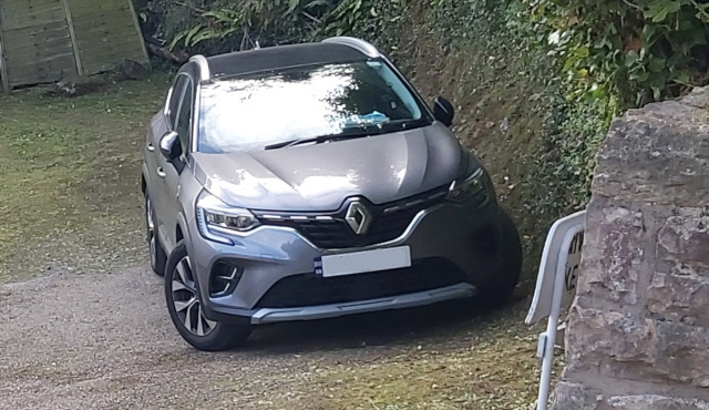 photo of grey/black Renault Captur
